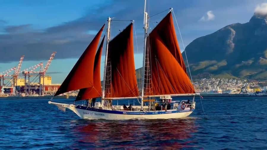 Cape Town: Sunset Cruise from V&A Waterfront with Bubbly - Sunset timing and the included bubbly: how the evening plays out