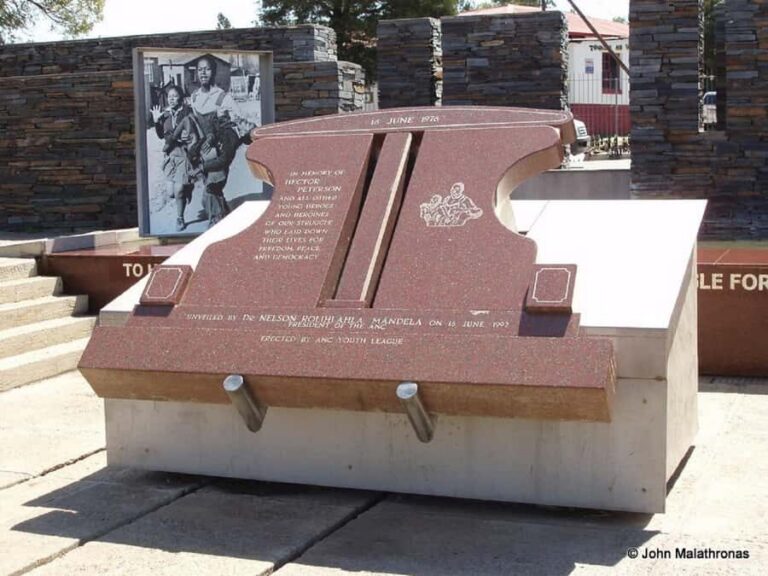 Johannesburg and Soweto: Half-Day Tour - The Soweto drive: power landmarks, then the 1976 memorial