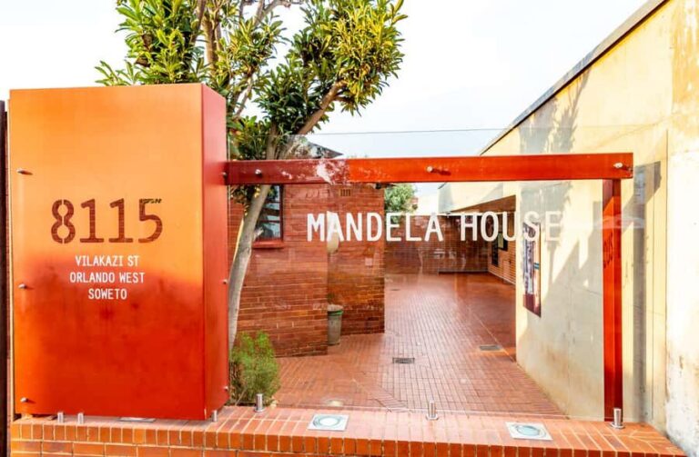 Soweto: Hop-On Hop-Off Bus, City Tour and Apartheid Museum - Meeting in Rosebank: the part that saves you time
